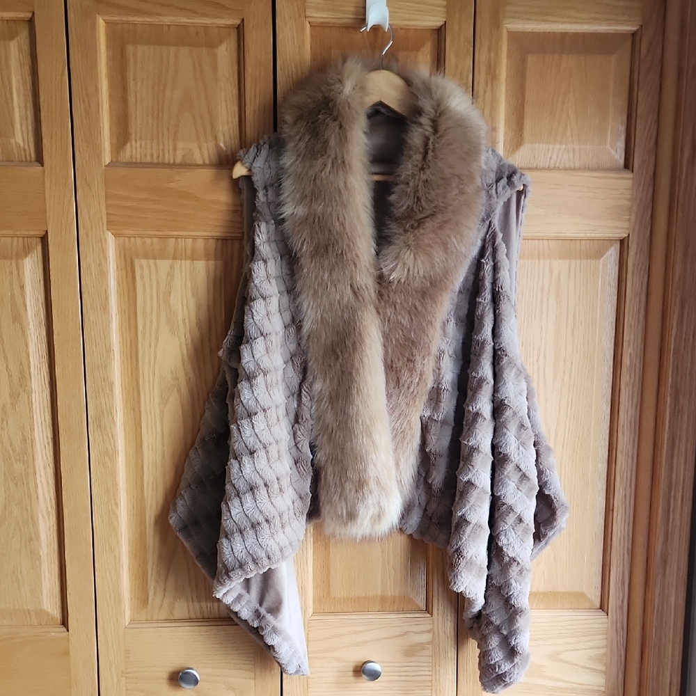 Elegant Brown Faux Fur Women's Cape
